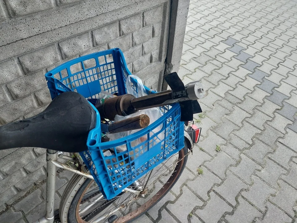 Znalazł pociski i schował go do rowerowego koszyka