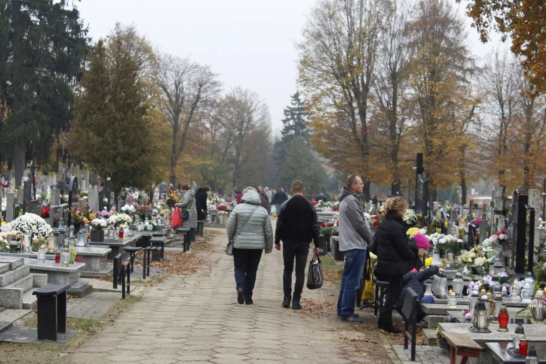 Tłumy łodzian na cmentarzu na Kurczakach