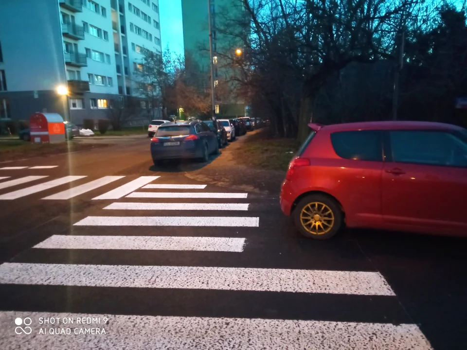 Nie domalowali pasów na osiedlu. Problemem okazał się ...ten samochód - Zdjęcie główne