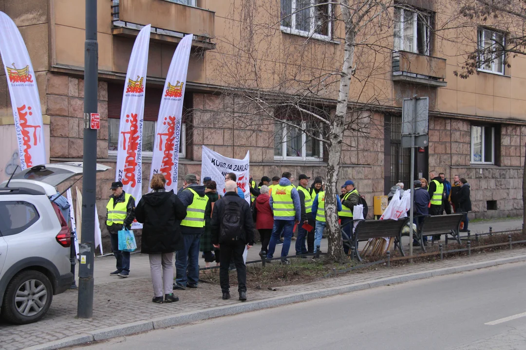 Protest "Solidarności" pod siedzibą Zarządu Lokali Miejskich