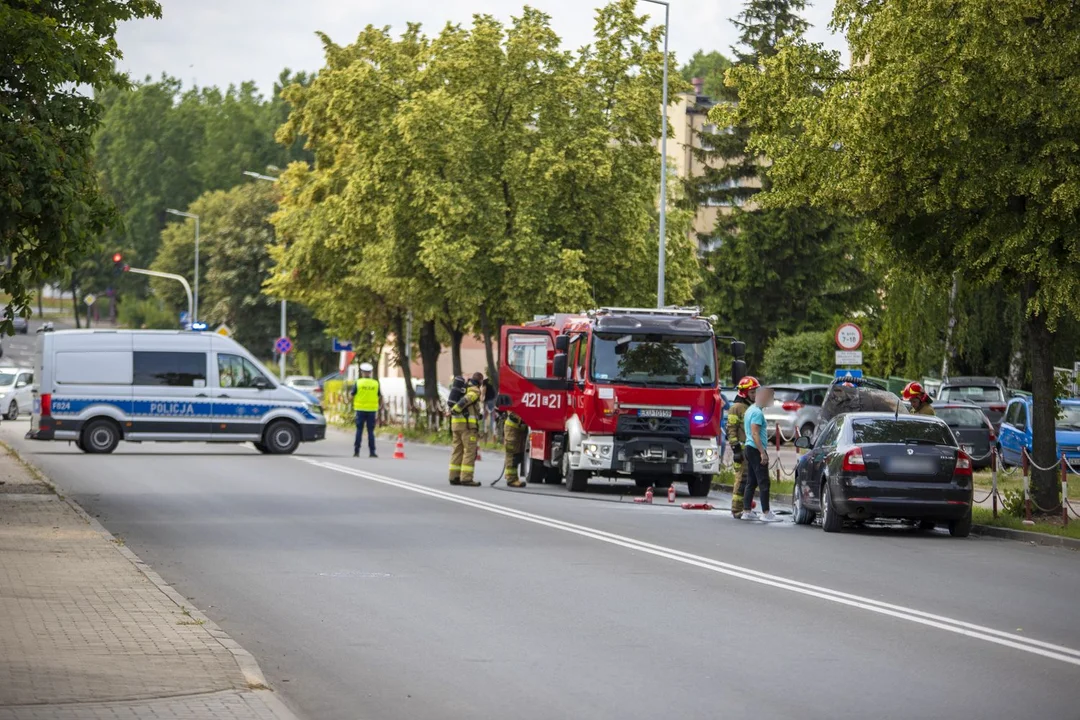 Straż pożarna i policja obok szkoły, droga zablokowana. Co się stało? [ZDJĘCIA, AKTUALIZACJA] - Zdjęcie główne