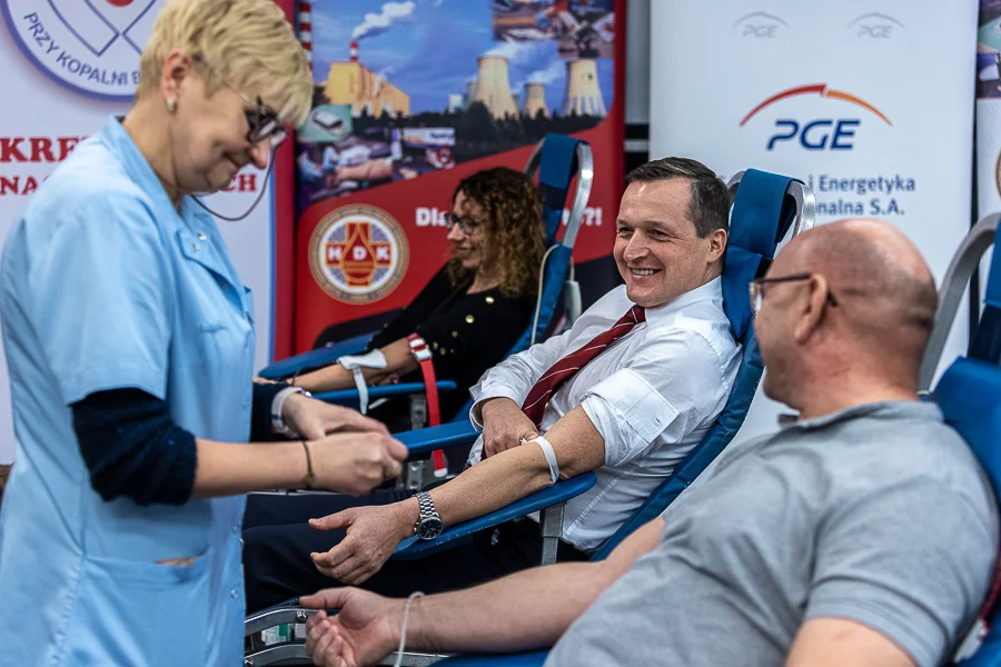 Akcja krwiodawców w centrali PGE GiEK. Zaangażowali się pracownicy, a także prezes [FOTO] - Zdjęcie główne