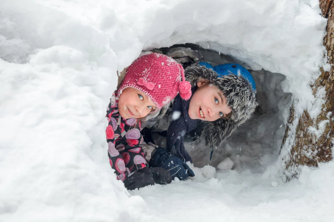 Dzieci zbudowały igloo na Bałutach. Wandale zniszczyli budowlę i magię świąt. – Nie wstyd ci, człowieku?! Gdzie Ty masz serce? – grzmi matka zrozpaczonych dzieciaków - Zdjęcie główne