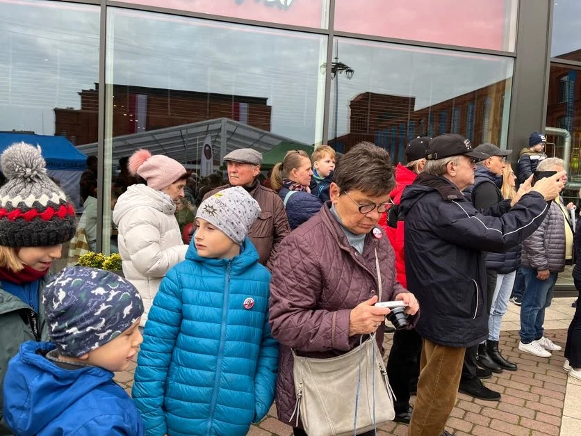 Obchody Święta Niepodległości w Łodzi na rynku Manufaktury