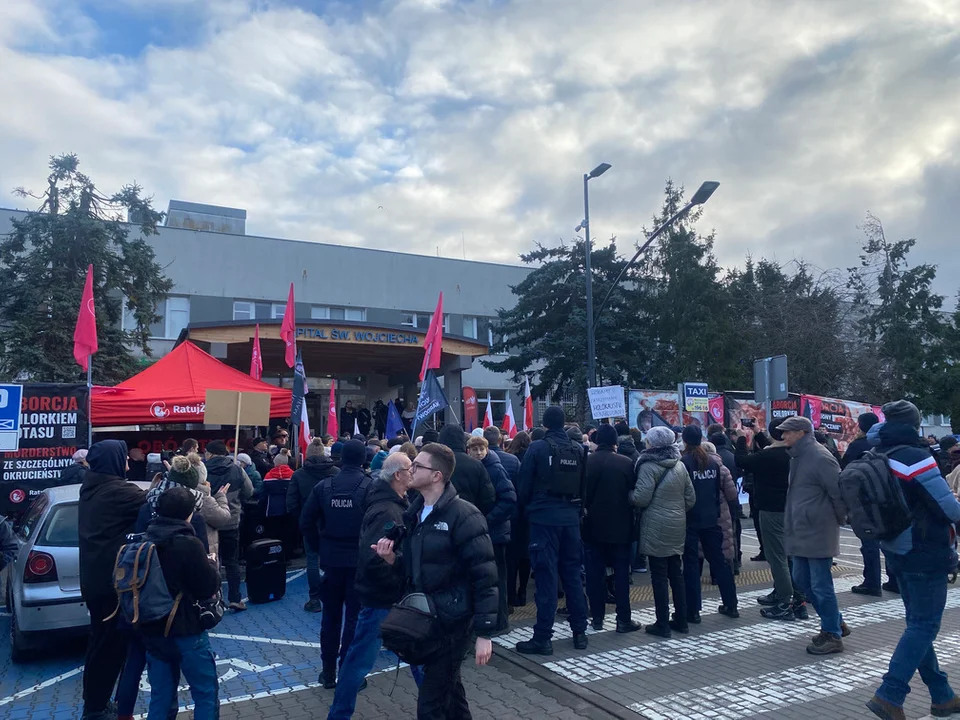 Szpital na Zaspie otoczony przez protestujących. O co poszło?