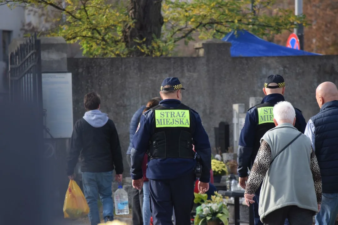 Łodzianie przygotowują groby bliskich do Wszystkich Świętych