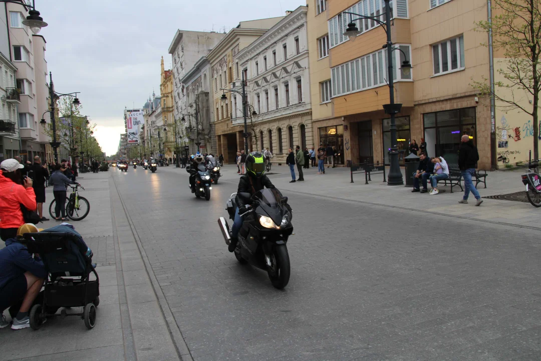 Wielka parada motocyklowa na ulicy Piotrkowskiej w Łodzi