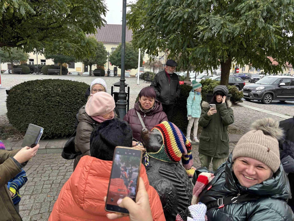 Pomnik w centrum miasta udekorowany przez grupę „Zamontanki”