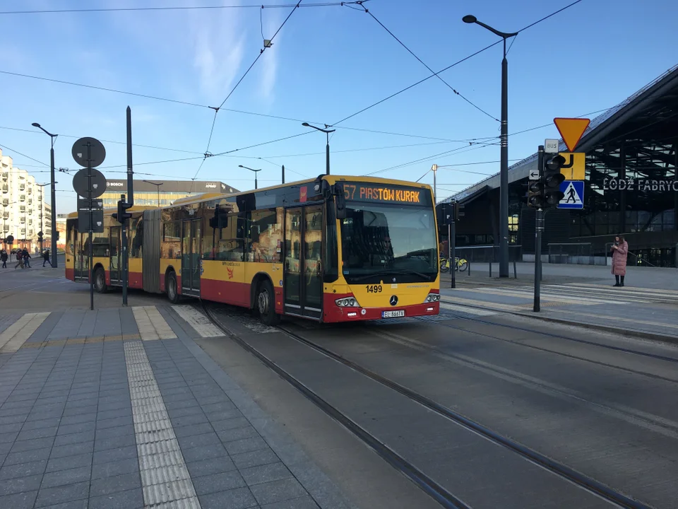 Pasażerowie MPK Łódź są wściekli. Krócej już było, a na autobus poczekamy jeszcze dłużej - Zdjęcie główne