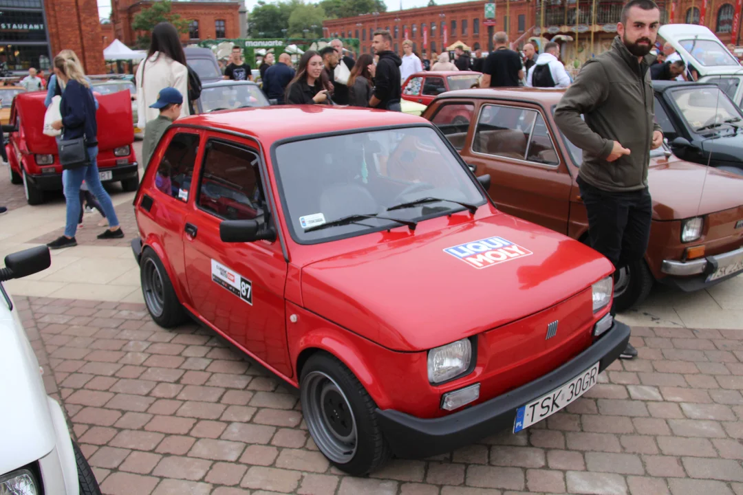 Wielki Zlot Maluchów na rynku w Manufakturze