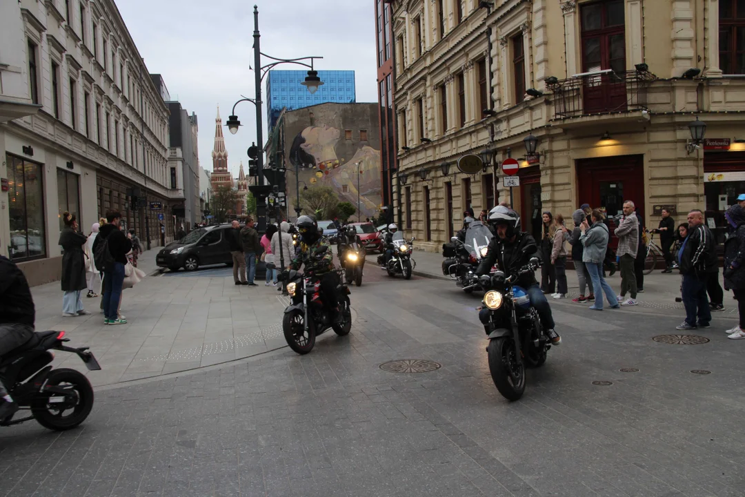 Wielka parada motocyklowa na ulicy Piotrkowskiej w Łodzi