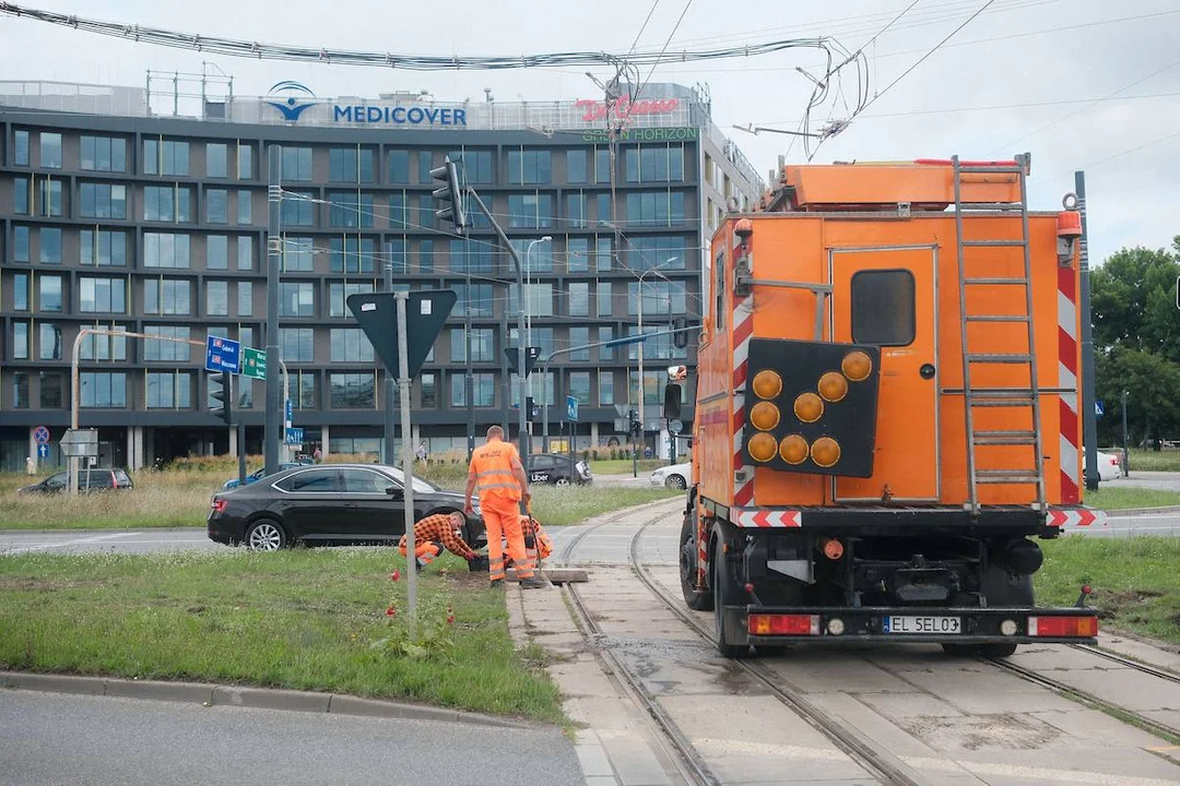 Koniec gehenny pasażerów i kierowców. Tramwaje wracają na swoje trasy - Zdjęcie główne