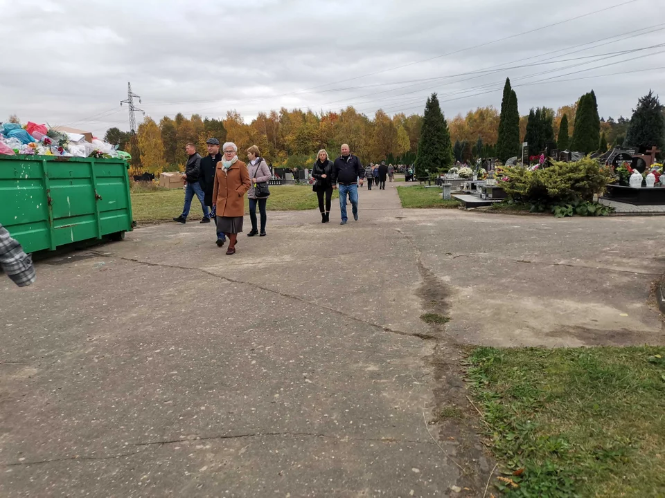 Dzień Wszystkich Świętych na cmentarzu komunalnym w Zgierzu