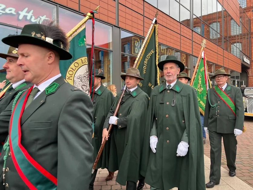 Obchody Święta Niepodległości w Łodzi na rynku Manufaktury