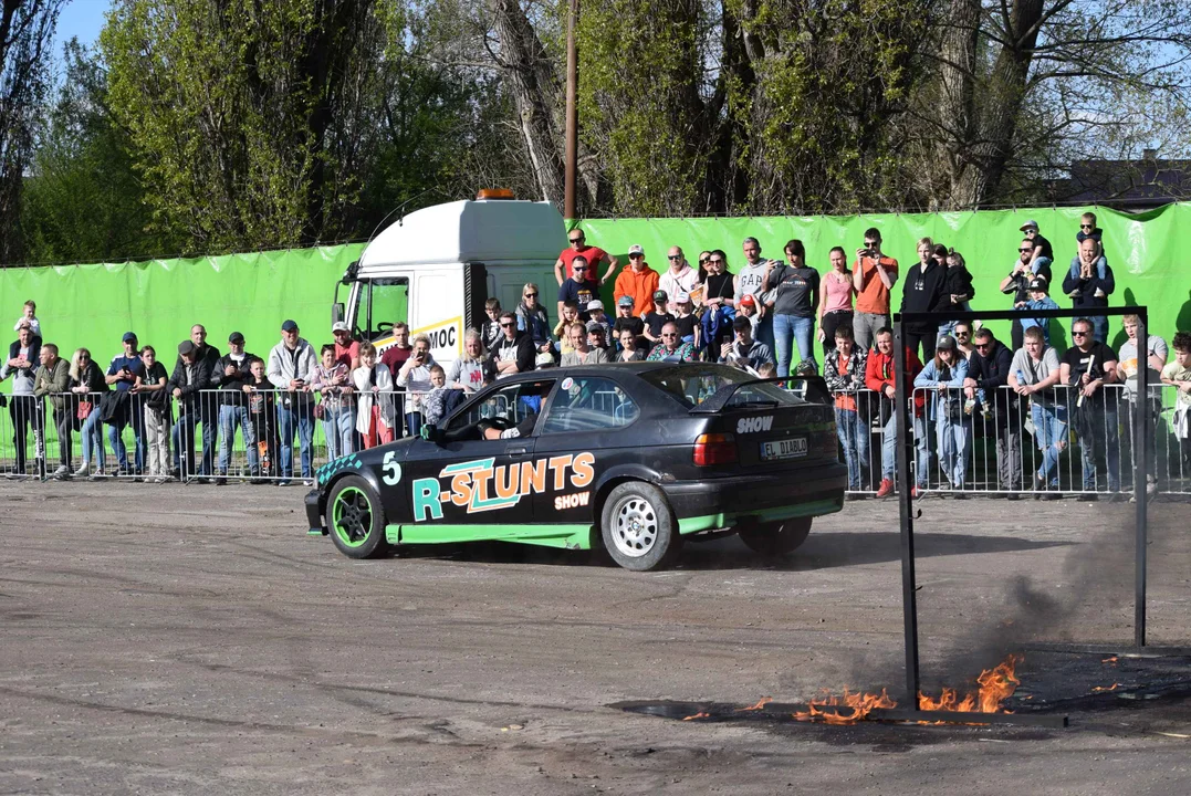 Giganty na czterech kołach zrobiły duże show! Widowiskowy pokaz monster trucków