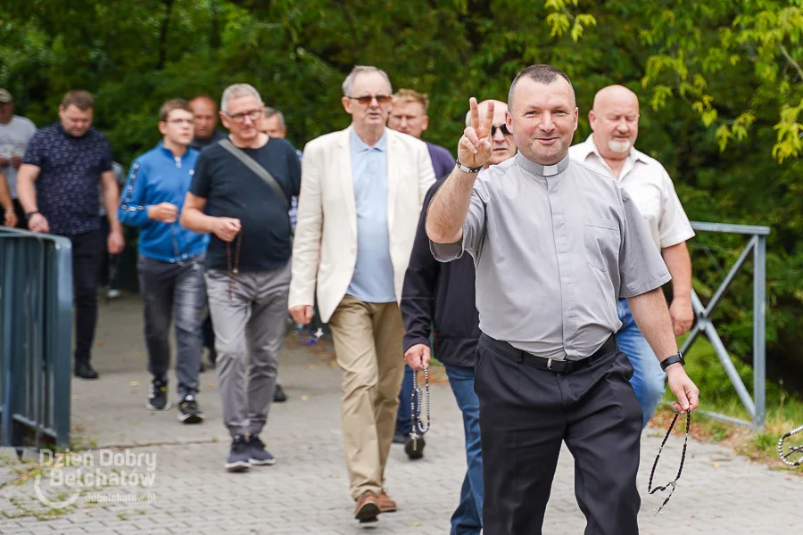 Męski różaniec przeszedł przez centrum miasta. Mężczyźni modlili się na ulicy [FOTO] - Zdjęcie główne