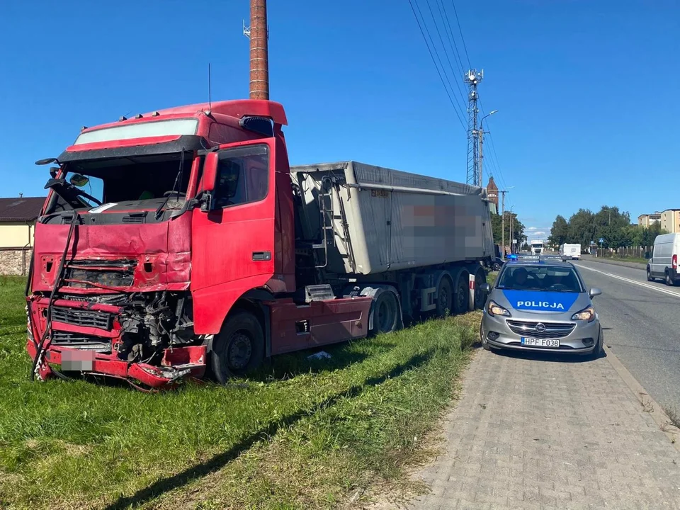 Wypadek z udziałem dwóch ciężarówek i osobówki. Groźnie na drodze krajowej pod Kutnem [ZDJĘCIA] - Zdjęcie główne