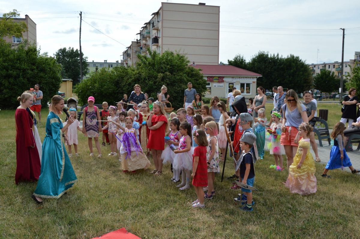 Księżniczki i rycerze zagościli na balu pod MCKiem - Zdjęcie główne