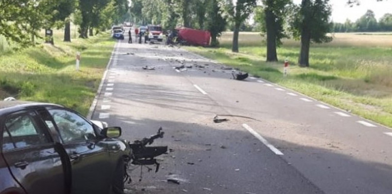 Czołowe zderzenie na prostej drodze. Nie żyją odbywaj kierowcy! - Zdjęcie główne