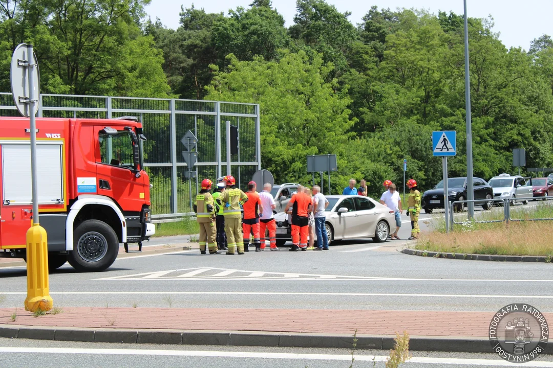 Zderzenie dwóch osobówek w Gostyninie. Jedna osoba ranna [ZDJĘCIA] - Zdjęcie główne