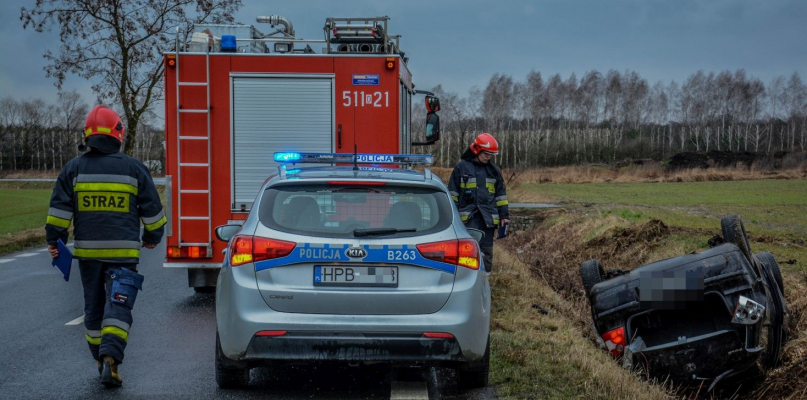 Kierowca zakleszczony w aucie, strażacy wyciągali go przez bagażnik - Zdjęcie główne