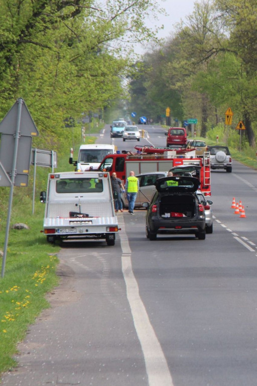 Wypadek w Legardzie: osobówka uderzyła w drzewo - Zdjęcie główne