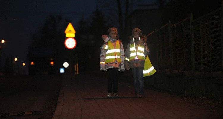 Dzień Odblasków w Gostyninie: Policjanci rozdali kilkaset opasek - Zdjęcie główne