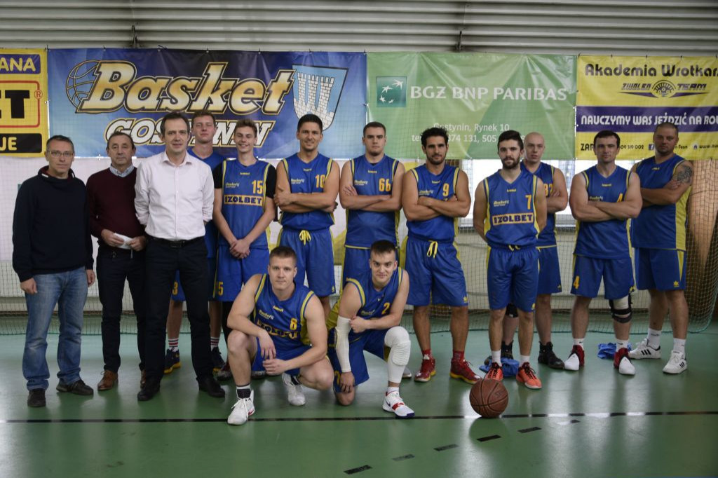 Basket Gostynin ze zwycięskim pucharem - Zdjęcie główne