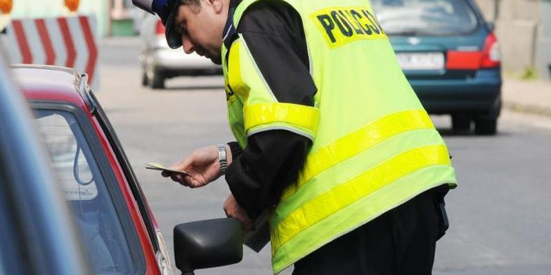 Piesi i kierowcy z przepisami na bakier: posypały się mandaty - Zdjęcie główne