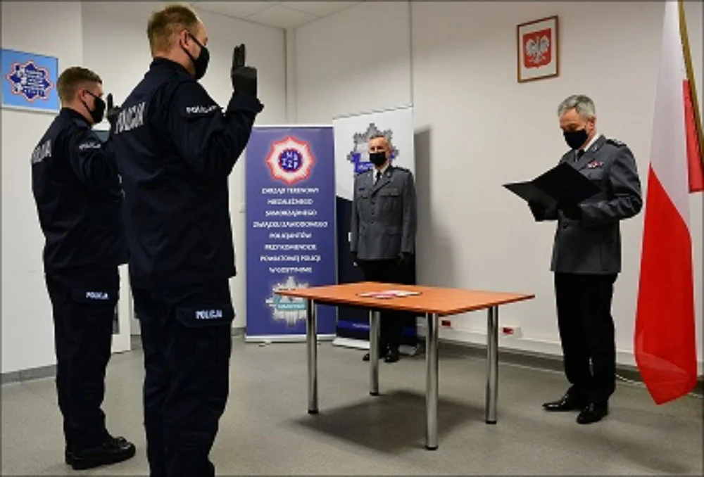 Nowi policjanci w gostynińskiej policji. Przeszli ślubowanie - Zdjęcie główne