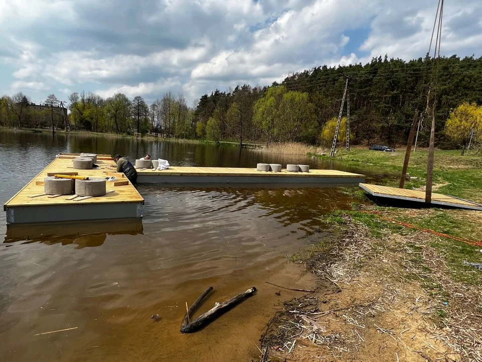 Jest nowy pomost  na jeziorze Bratoszewo. Zaplanowano kolejne inwestycje [ZDJĘCIA] - Zdjęcie główne