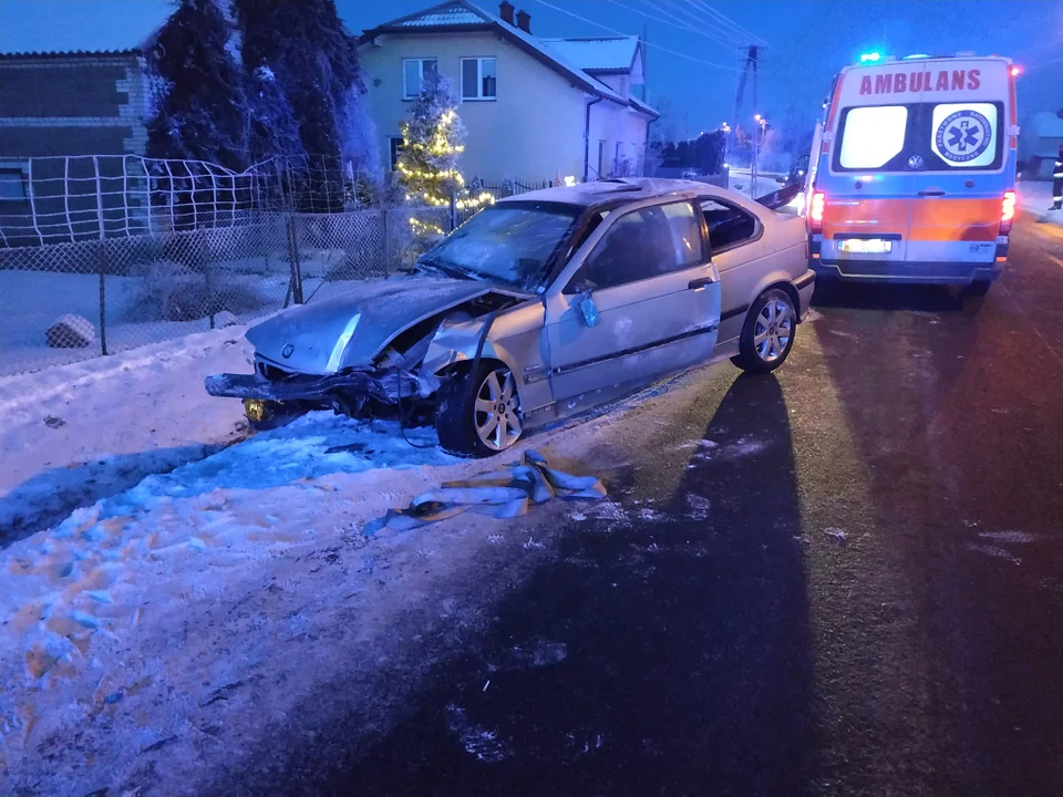 BMW rozbite w przydrożnym rowie. Kierowca stracił panowanie nad pojazdem [ZDJĘCIA] - Zdjęcie główne