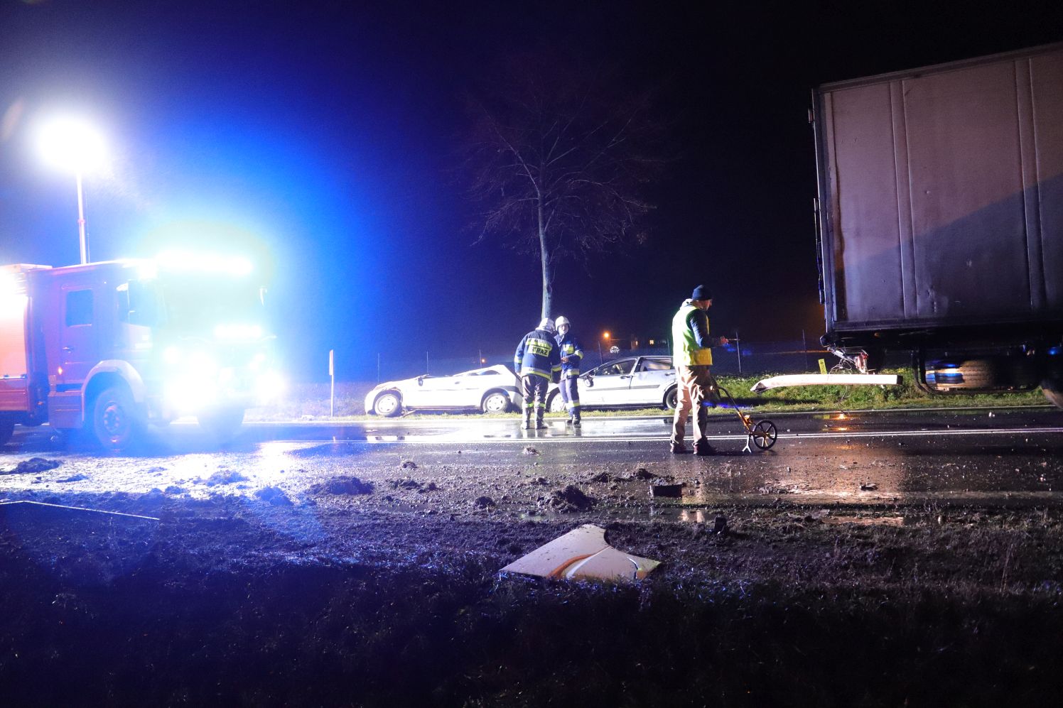 Wypadek z udziałem tira i dwóch osobówek między Kutnem a Gostyninem.