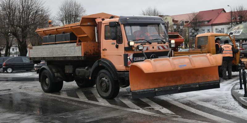 Pług i piaskarko-solarka pomogą w zimowym utrzymaniu dróg - Zdjęcie główne