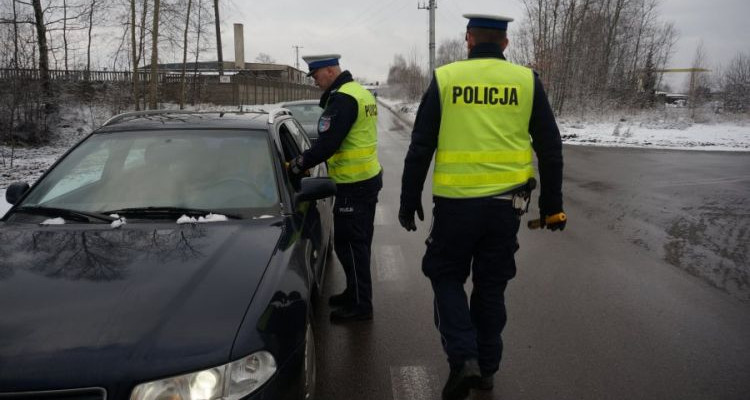 Jazda na podwójnym gazie: policjanci sprawdzą kierowców - Zdjęcie główne