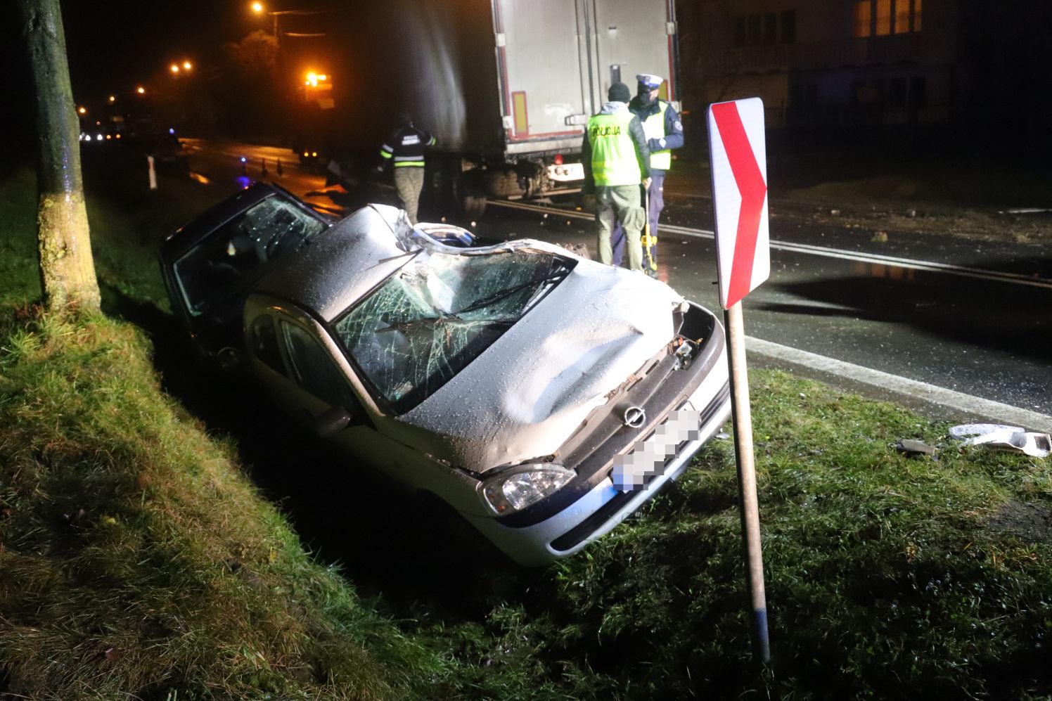 Wypadek z udziałem tira i dwóch osobówek między Kutnem a Gostyninem.