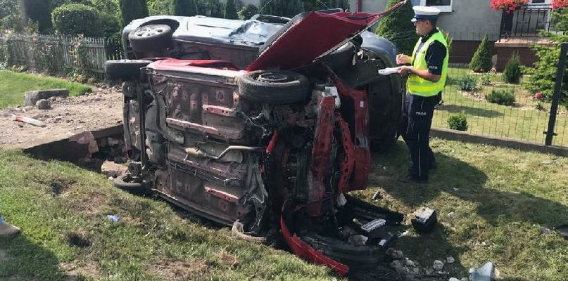 Dwa samochody na boku. Jedna osoba w szpitalu [FOTO] - Zdjęcie główne