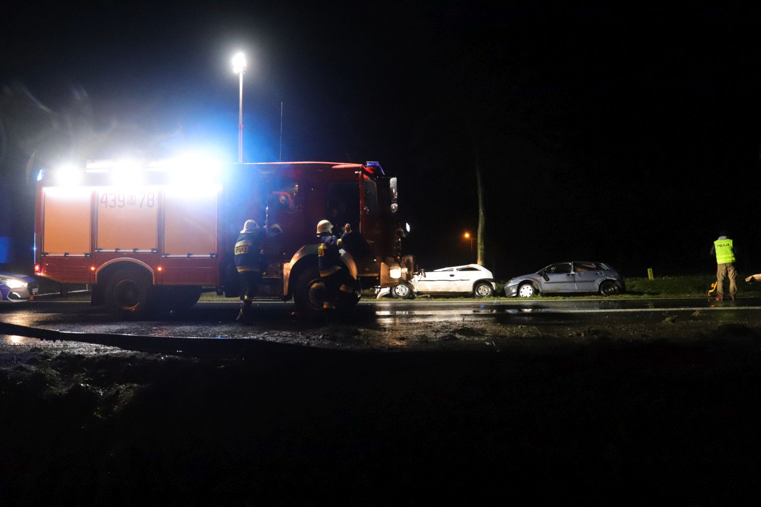 Wypadek z udziałem tira i dwóch osobówek między Kutnem a Gostyninem.