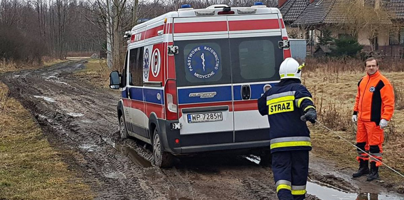 Karetka utknęła w błocie, interweniowali strażacy - Zdjęcie główne