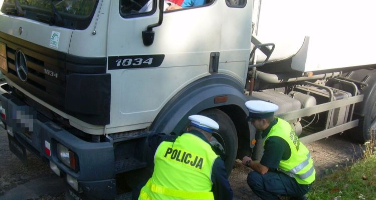 Policjanci sprawdzali kierowców ciężarówek. Zatrzymano 2 dowody rejestracyjne - Zdjęcie główne