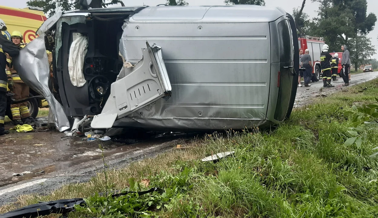 Samochód wypadł z drogi i uderzył w drzewa. Jedna osoba ranna [ZDJĘCIA] - Zdjęcie główne