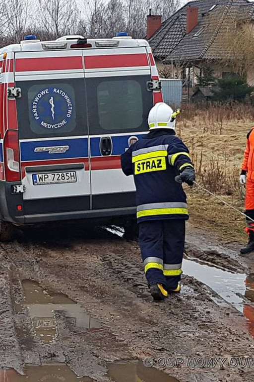 Karetka utknęła w błocie, interweniowali strażacy - Zdjęcie główne