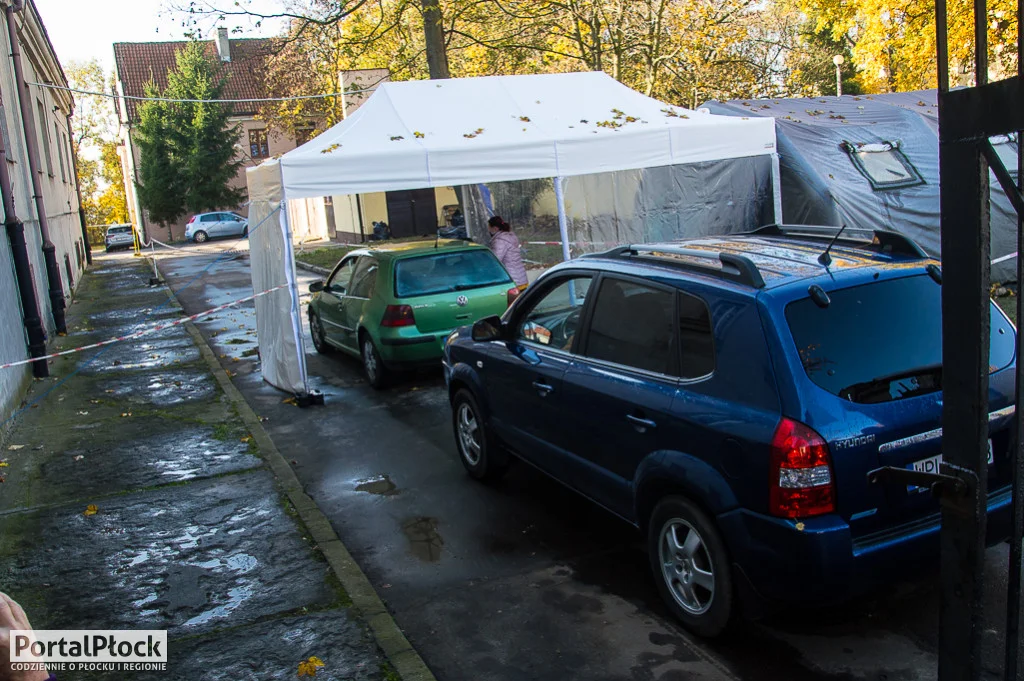 Test na COVID w samochodzie. Szpital Św. Trójcy wznawia punkt drive-thru - Zdjęcie główne