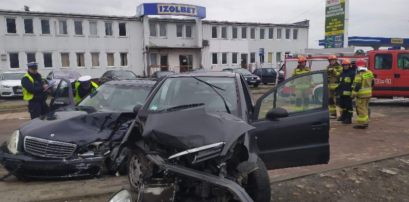 Wypadek na Krośniewickiej. Zderzyły się dwa mercedesy - Zdjęcie główne