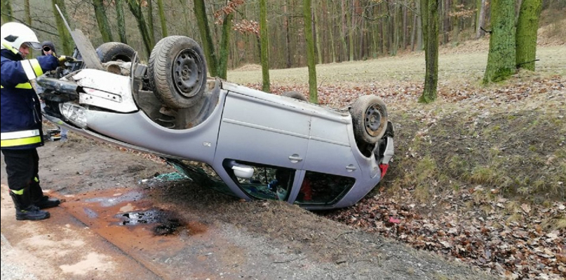 Auto wypadło z drogi i dachowało - Zdjęcie główne