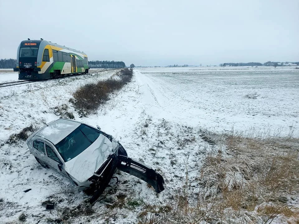 Zderzenie na przejeździe kolejowym. Było o krok od tragedii [ZDJĘCIA] - Zdjęcie główne