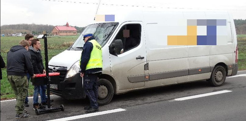 Policjanci wraz z uczniami GCE kontrolowali pojazdy - Zdjęcie główne