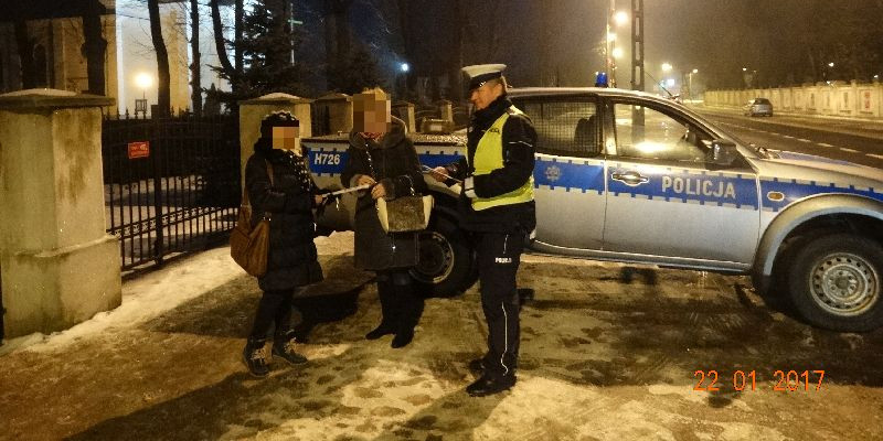 Policjanci zadbali o bezpieczeństwo seniorów na ulicy - Zdjęcie główne