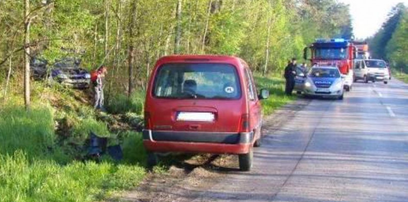 Wpadł w poślizg i uderzył w zaparkowane auto - Zdjęcie główne