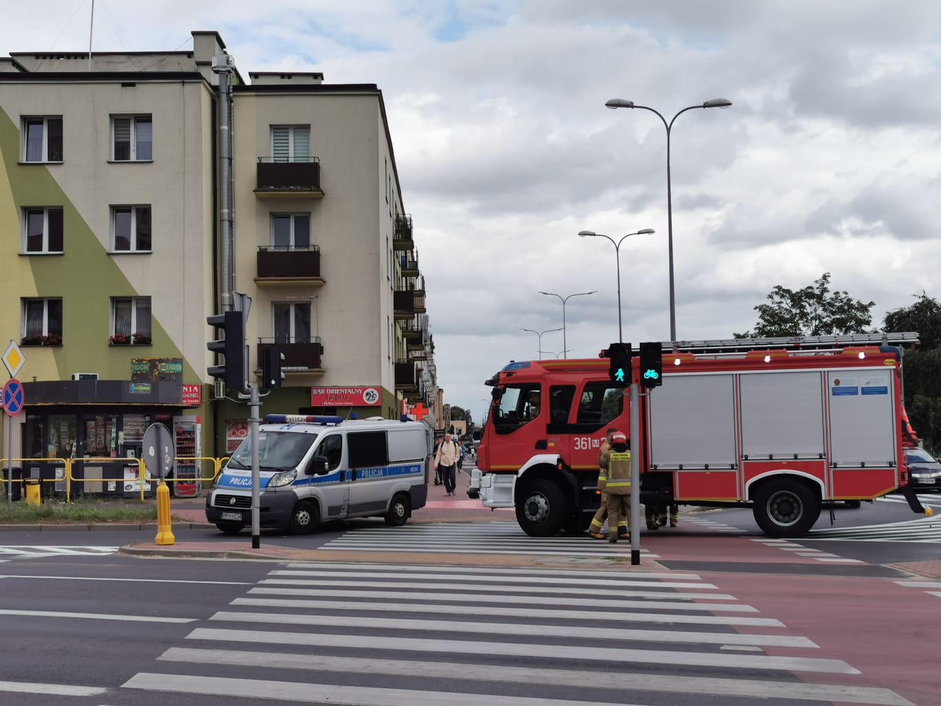 Reanimacja mężczyzny w centrum miasta  - Zdjęcie główne